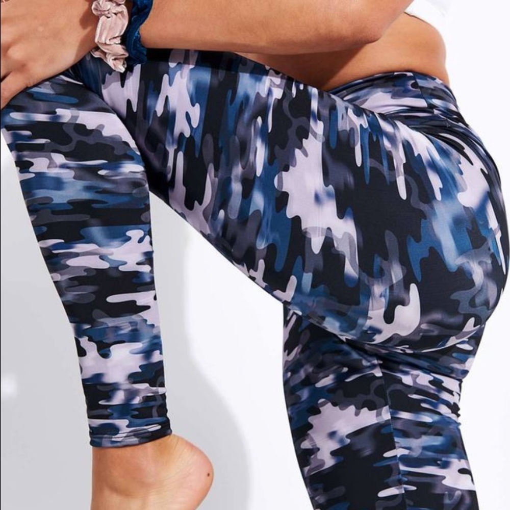 NWT Onzie Stormy Camo leggings SM